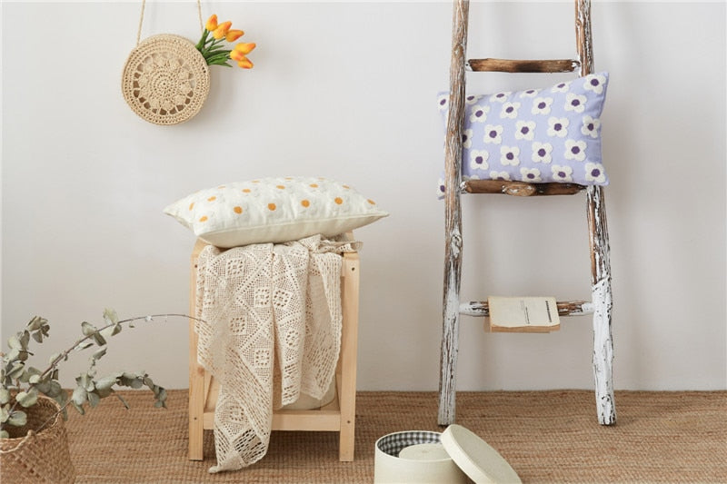 Funda de Cojín LuxeBloom Artisan | Exquisito bordado de margaritas para un toque de elegancia y confort en tu decoración del hogar